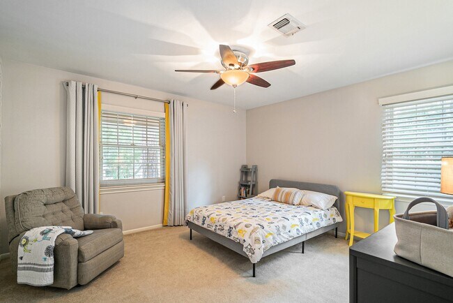 Building Photo - 743 Bison Dr