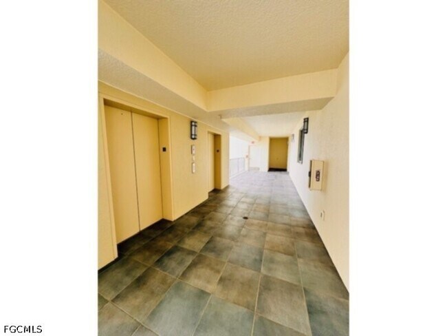 Building Photo - 3000 Oasis Grand Blvd