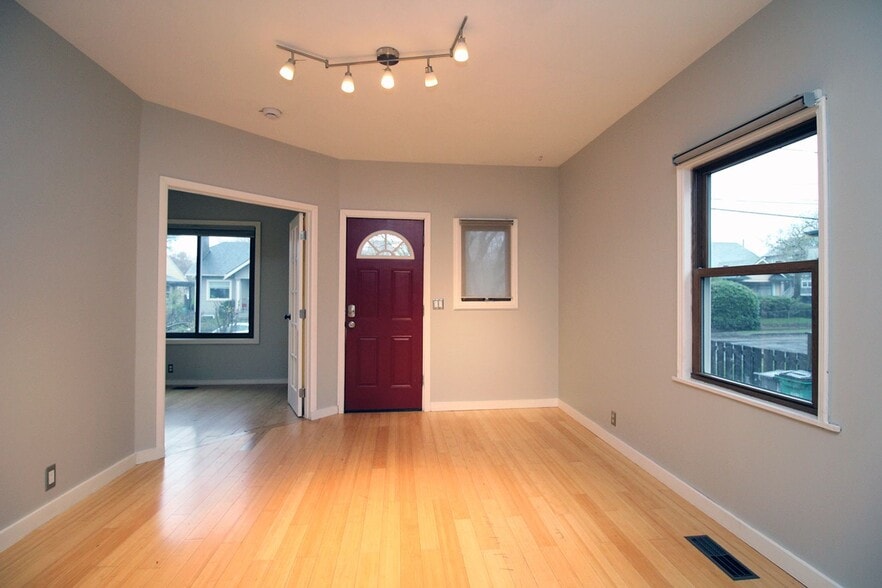 Building Photo - 4823 NE 13th Ave