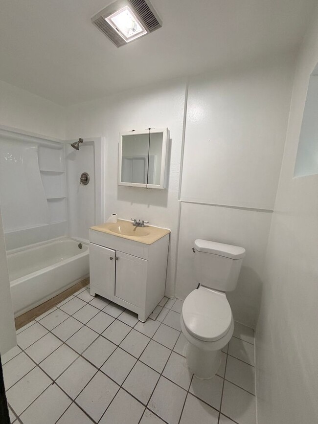 Building Photo - Belmont