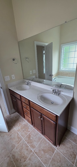 Building Photo - 823 Silver Leaf Dr