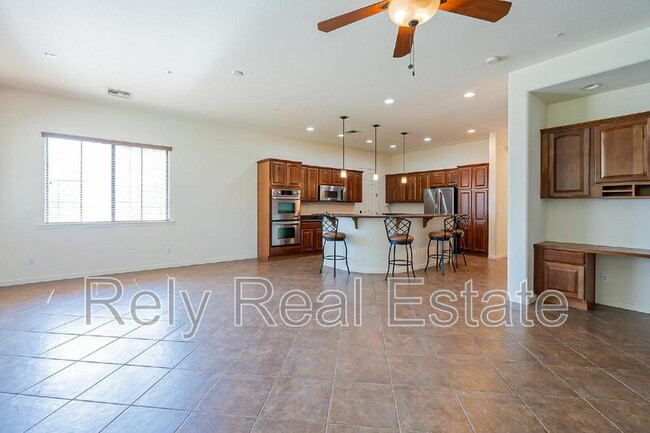 Building Photo - 734 W Juniper Ln