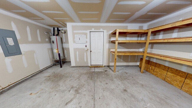 Building Photo - 4 Bedrooms w/ Privacy Fence & Community Pool!