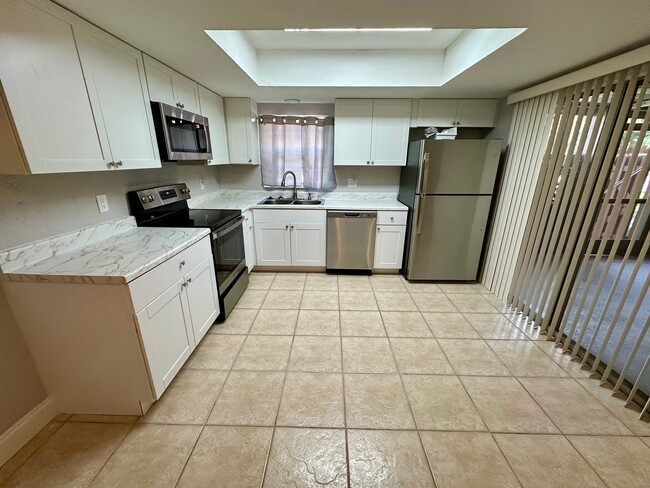 Building Photo - Fully Remodeled 2/2 Townhome in Central Po...