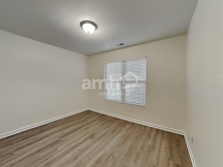 Building Photo - 132 Drewsbury Dr