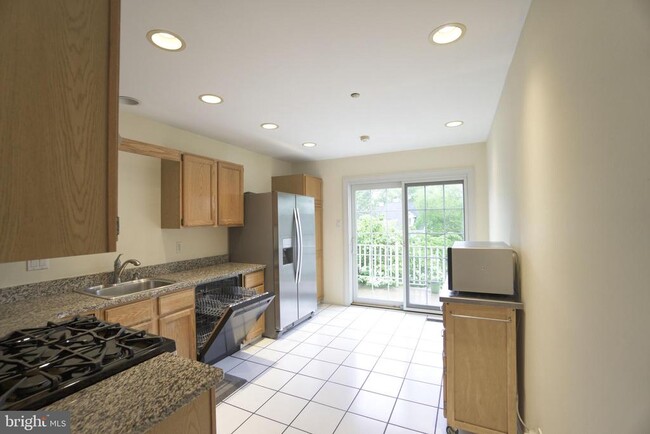 Building Photo - 250 Lookout Pl