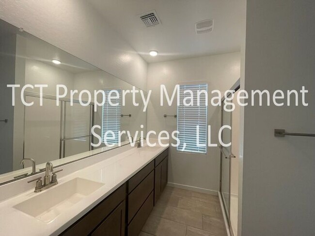Building Photo - Stunning 4 Bedroom Overlooking Common Area!