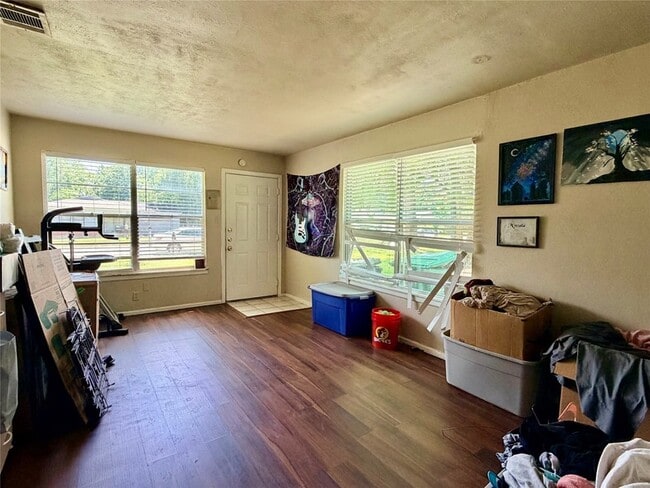 Building Photo - 1412 Oakwood Dr