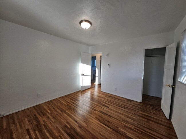 Building Photo - 1216 Columbia Dr NE