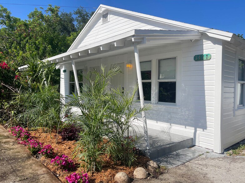 Beautiful Duplex - 3477 Hibiscus St