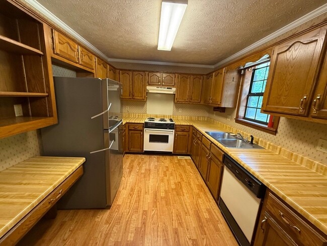Building Photo - 102 Hickory Hill Dr