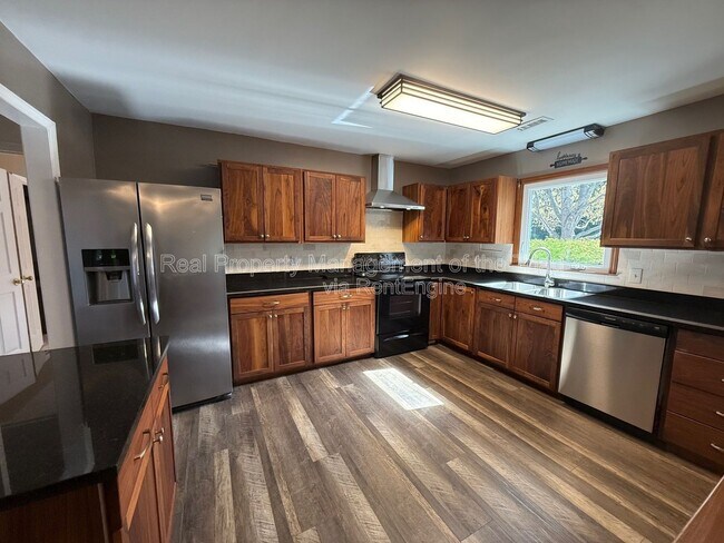 Building Photo - 916 Spring Hill Ct