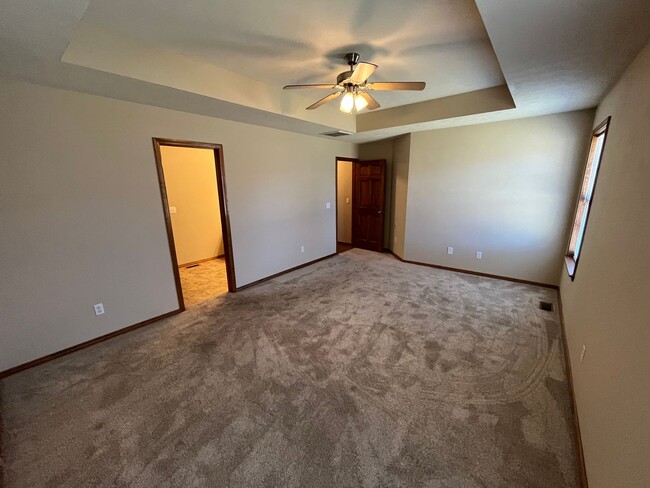 Building Photo - Beautiful 3 bedroom 2.5 bath home with Bon...