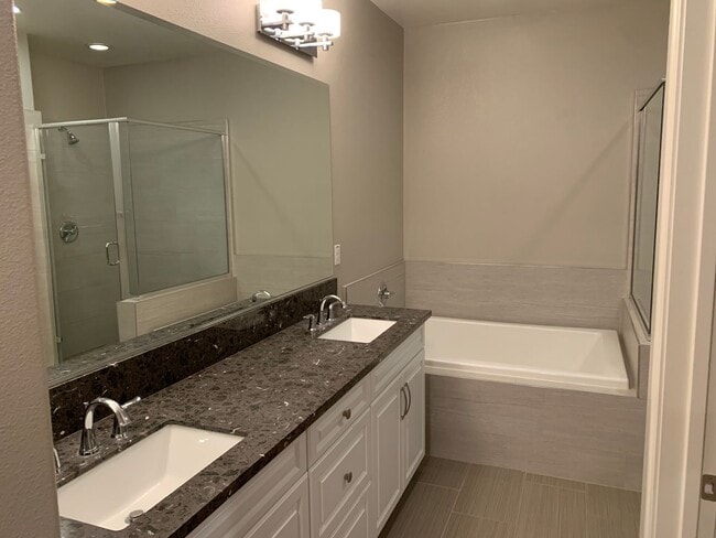 Building Photo - 2 Bed 3 Bath Townhouse For Rent in Temecula