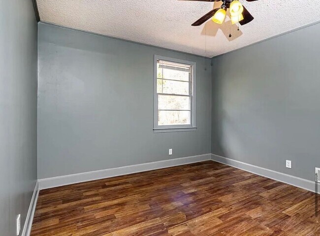 Building Photo - Cute Updated West Columbia HOME