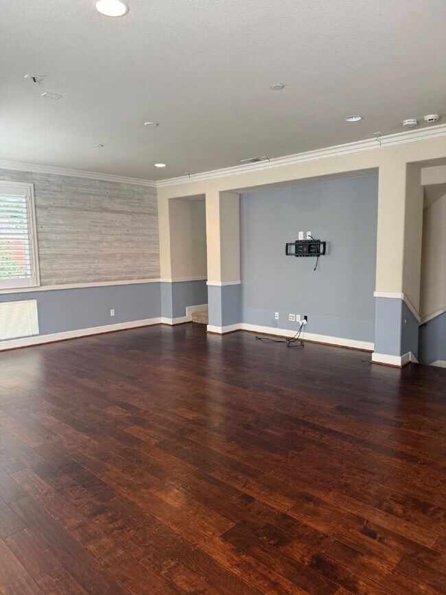 Building Photo - Gorgeous 4 Bed, 3.5 Bath End Unit Townhome in Perfect Dublin Location