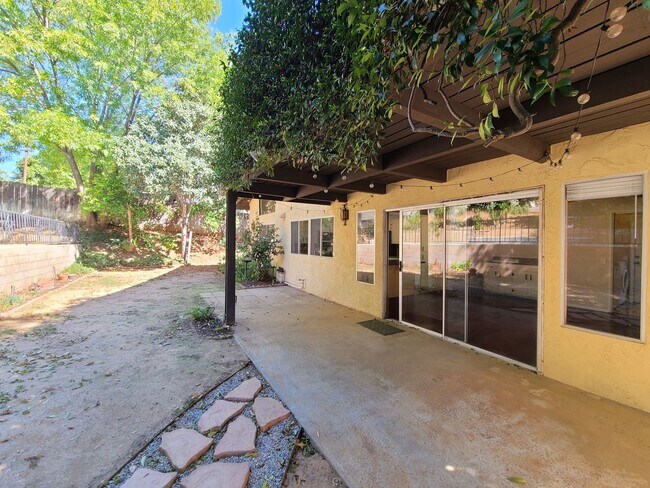 Building Photo - Beautiful 2-Story South Redlands Home with 3 Bedrooms and a Family Room!