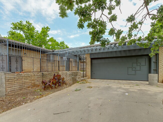 Building Photo - 1700 N Alexander Ln