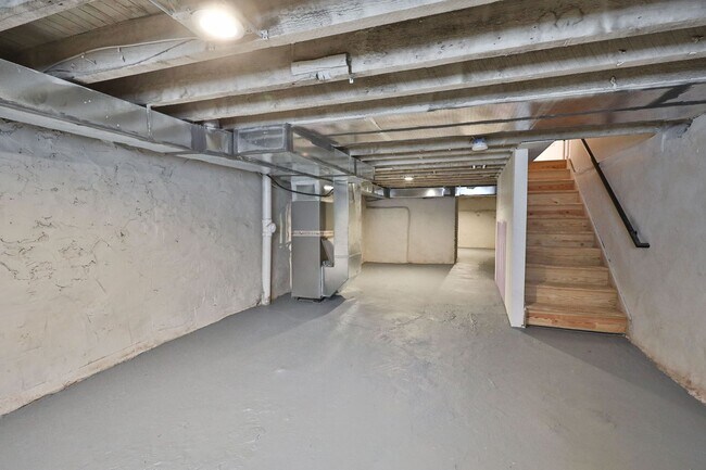 Building Photo - 1812 N Croskey St