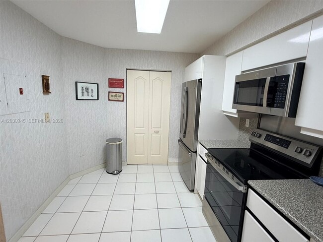 Building Photo - 5757 Collins Ave