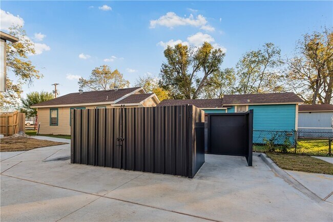 Building Photo - 601 W 24th St