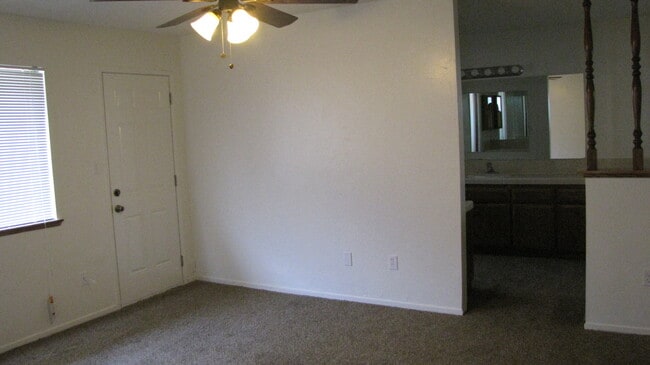 Building Photo - Home in South West Bakersfield Large Lot