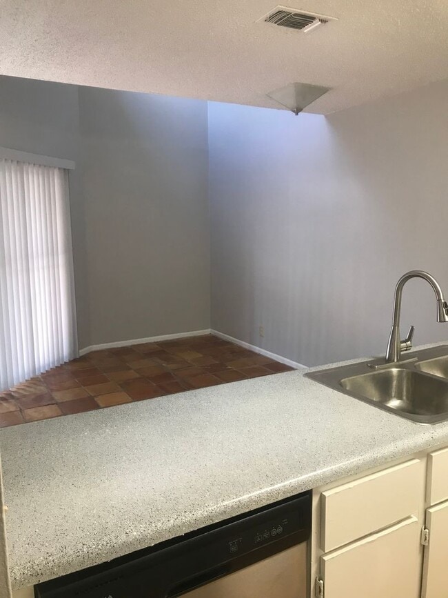Building Photo - 2 bedroom Duplex