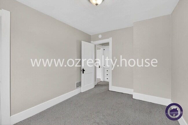 Building Photo - 3725 Hoiles Ave