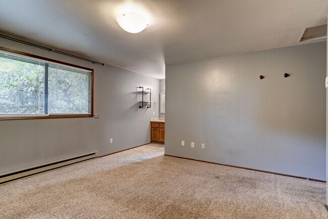 Building Photo - Cozy Home Close to Beach! Your New 3 Bed, ...