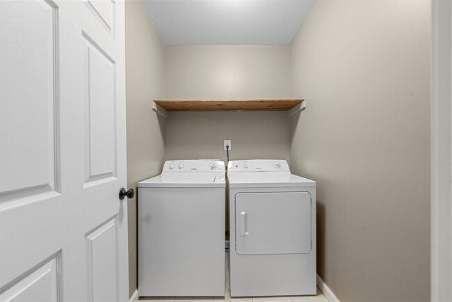 Building Photo - Two Bedroom Town House Off Exit 1!