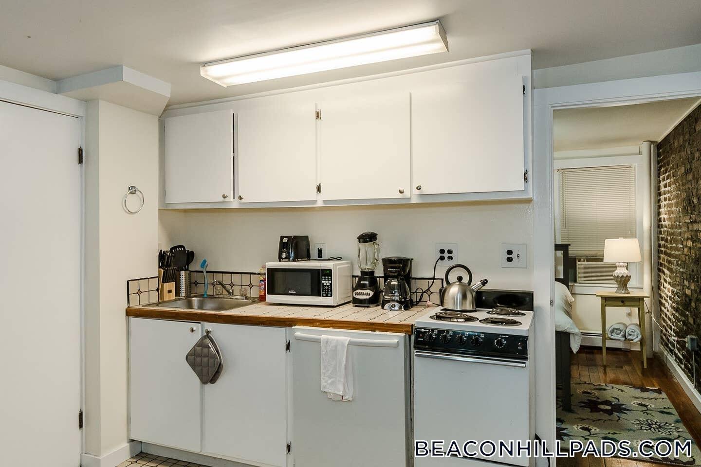 Building Photo - 72 Revere St