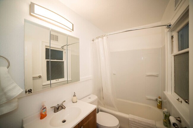 Building Photo - 2428 Alki Ave SW