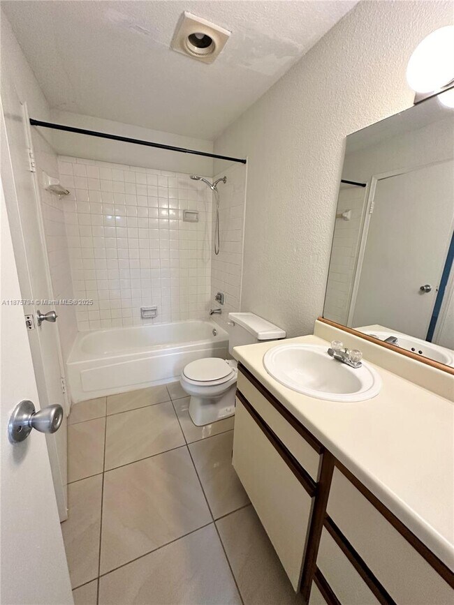 Building Photo - 915 Riverside Dr