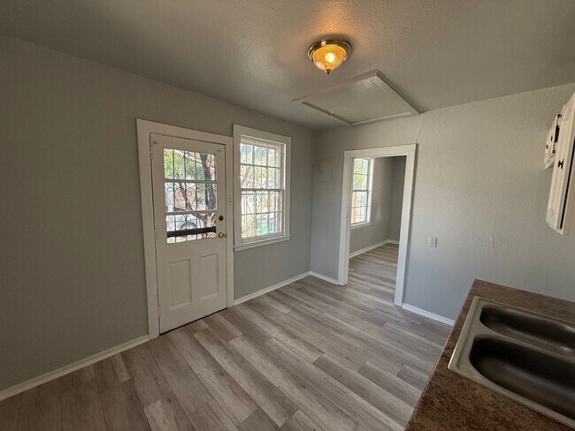 Building Photo - 3003 Venus St