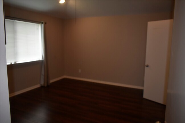 Building Photo - 10519 N Newpark Dr
