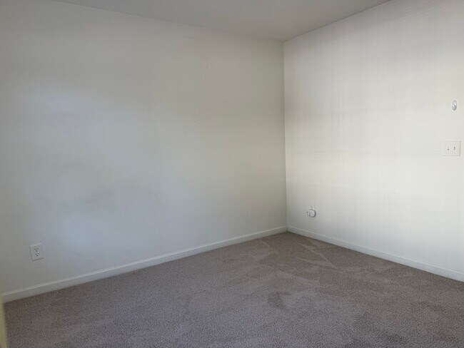Building Photo - Amazing Location Near Downtown and NC Stat...