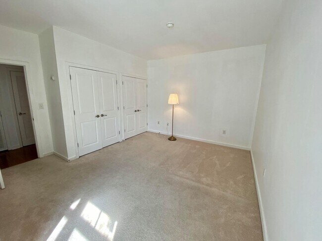 Building Photo - Charming 2Bedroom/2Bath Condo in Heart of ...