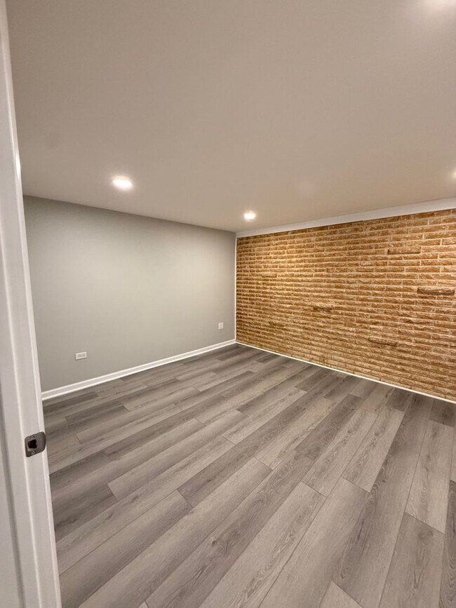 Building Photo - 8500 W Carmen Ave