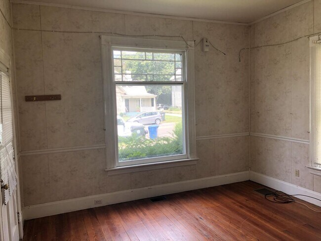 Building Photo - UK STUDENTS WELCOME! 5 Bedrooms, 2 Full Baths. UK CAMPUS ON WOODLAND AVE!