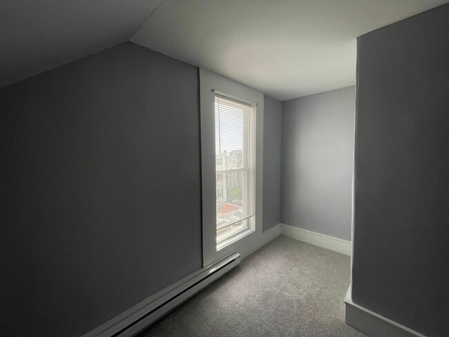 Building Photo - Second floor 4 Bedroom 1 Bathroom Two Stor...