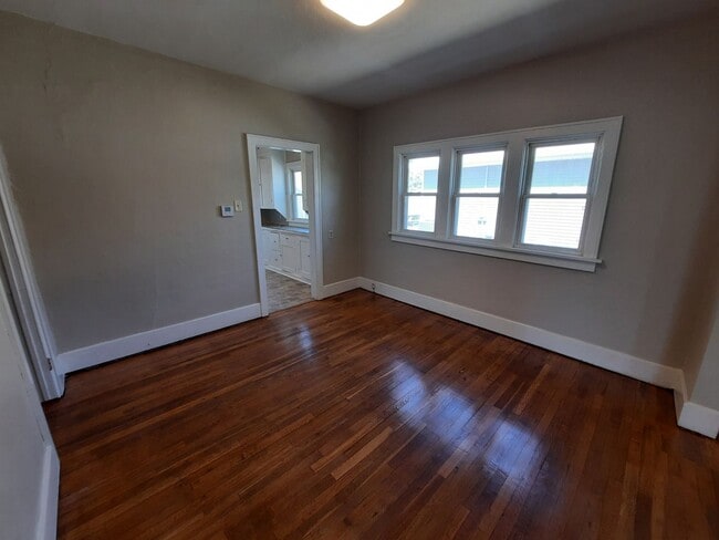 Building Photo - Pet Friendly Home with Fenced Back Yard and Hardwood Floors!