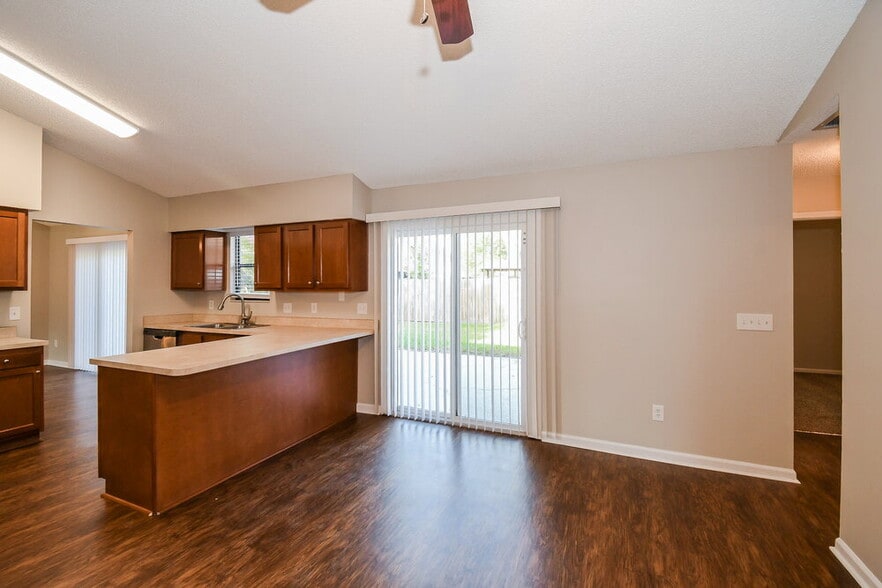 Building Photo - 1384 Rose Hill Dr E