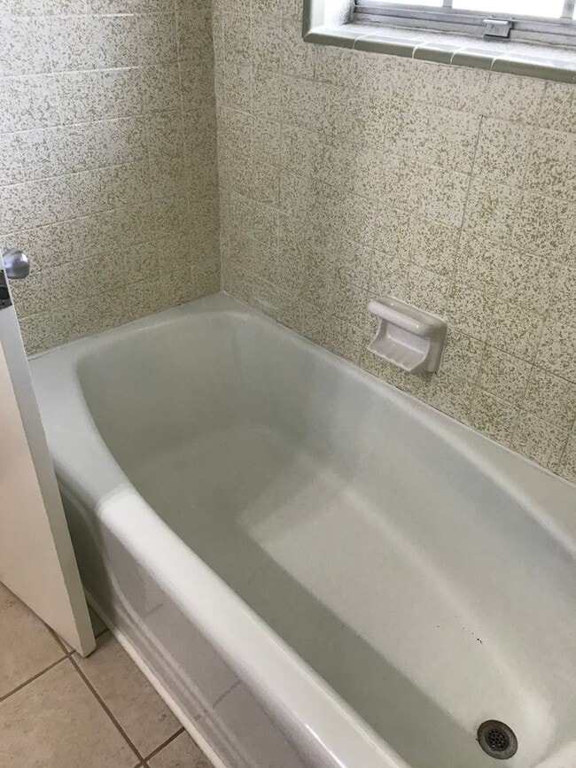 Building Photo - Close to Barksdale Air Force Base... Large yard that backs up to Park!!!