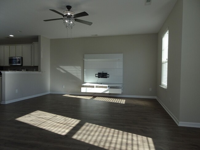 Building Photo - 4 Bedroom 3.5 Bath 3 Story Townhome for Re...