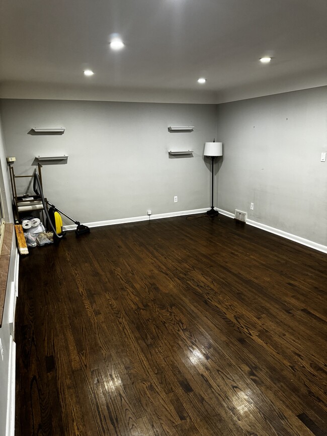 Building Photo - 608 Montrose Ave