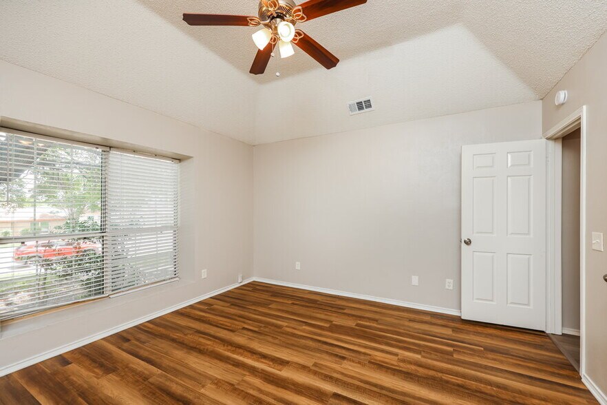 Building Photo - 928 Eagle Dr