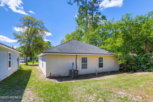 Building Photo - 8281 Maple St
