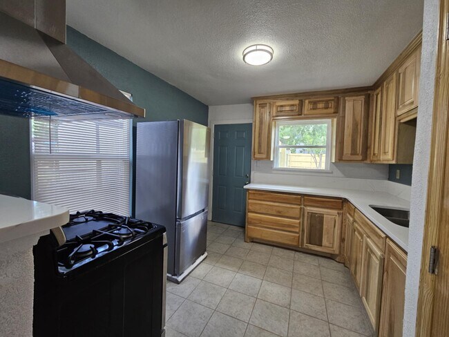 Building Photo - 5009 Royal Dr