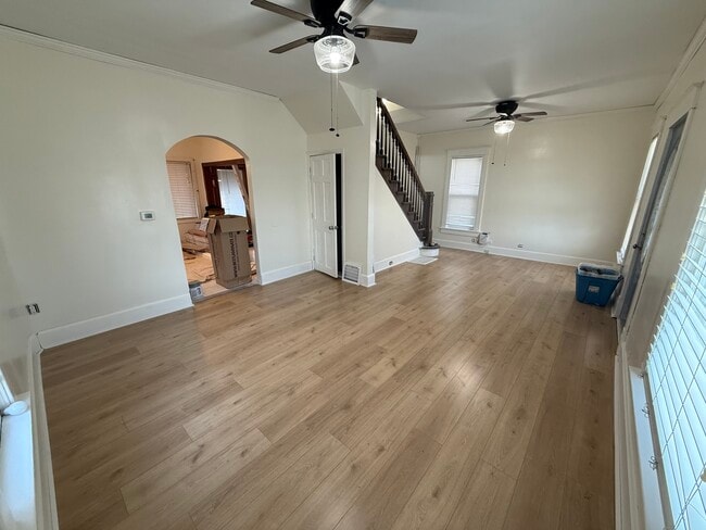 Building Photo - 2-912 E 6th St