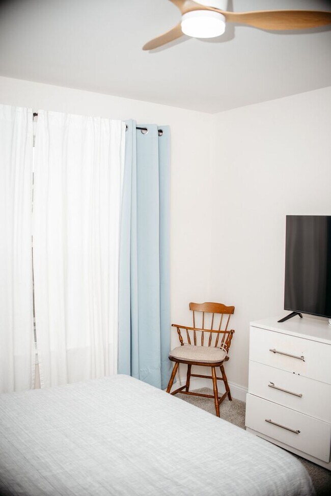 Building Photo - 220 Callie Dr